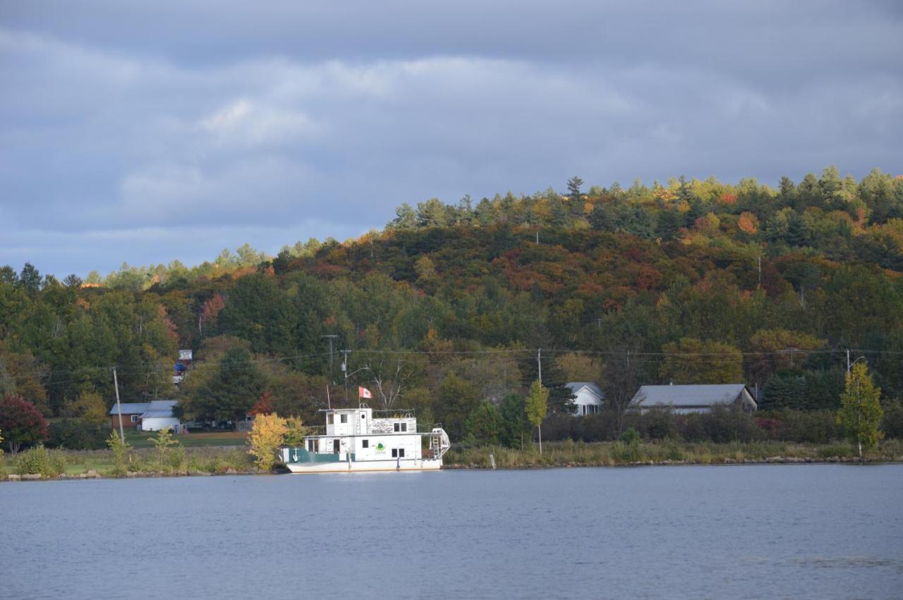 Pinewood Inn Barrys Bay Buitenkant foto